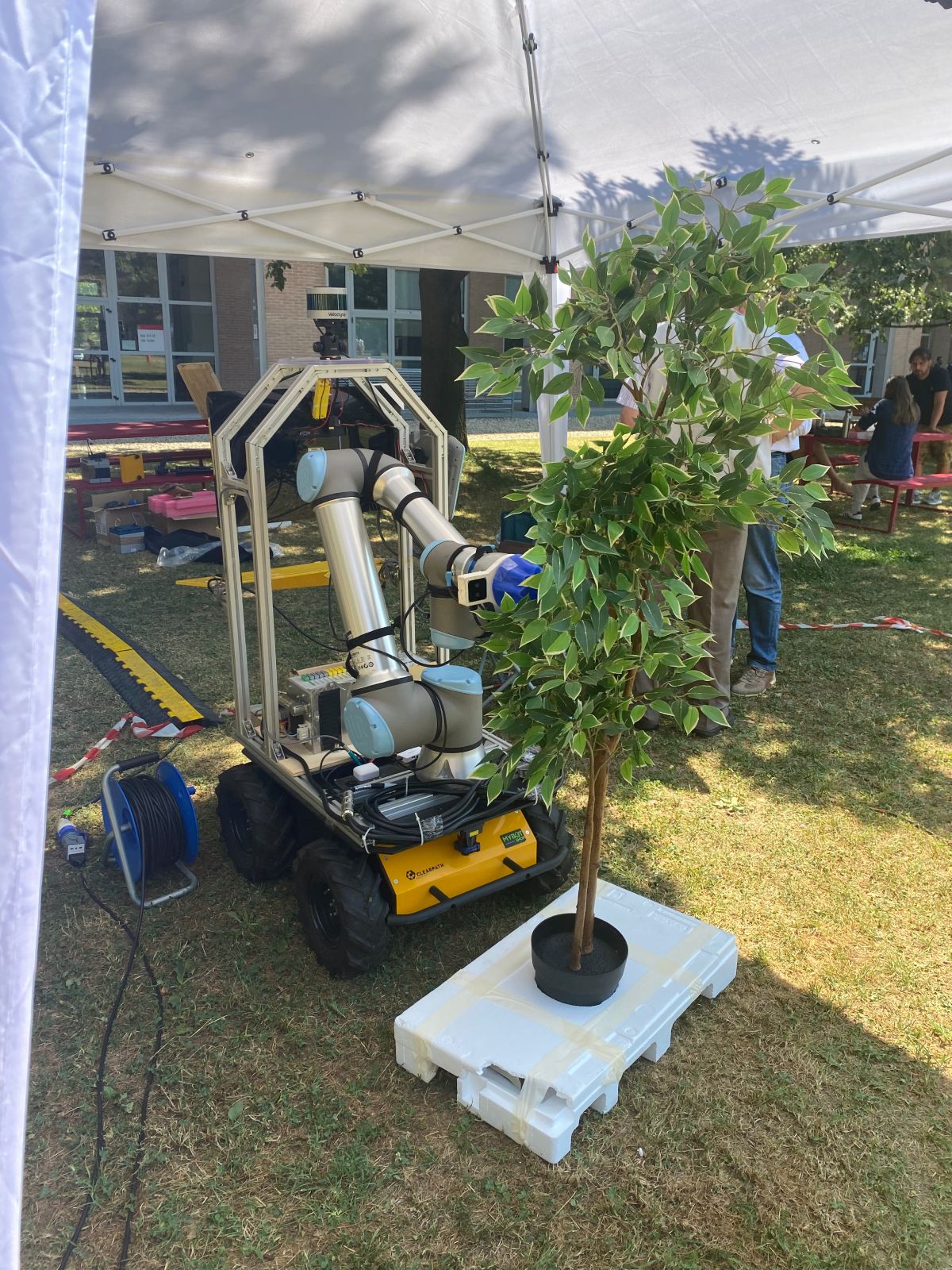 Il prototipo realizzato è un robot per il monitoraggio attivo delle colture, la raccolta e la modellazione automatica dei dati e la raccolta di campioni di frutta